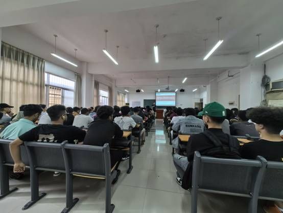 房间里有许多人在餐厅里低可信度描述已自动生成